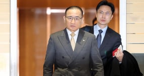 위성락 국가안보실장이 지난 16일(이하 현지시각) 미국 워싱턴 D.C. 인근 덜레스 국제공제공항에서 기자들과 만나 "한국의 핵추진잠수함 건조 및 보유 추진과 관련해 호주와 같은 방식의 한미 간 별도 협정을 도출하는 방안을 협의할 계획"이라고 전했다. 시잔은 지난 16일 위 실장이 인천국제공항에서 미국 워싱턴 D.C.로 출국하는 모습. /사진=뉴시스