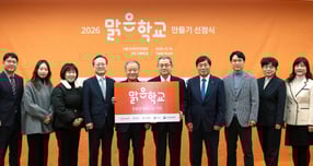 김신연 한화사회봉사단장과 주요 참석자들이 기념사진을 촬영하고 있는 모습. /사진=한화