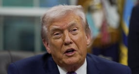 도널드 트럼프 미국 대통령이 미국 워싱턴D.C 백악관에서 대국민 연설을 하겠다고 밝혔다. 사진은 트럼프 대통령이 지난 11일(현지시각) 미국 워싱턴D.C 백악관 집무실에서 AI 관련 행정명령에 서명한 후 연설한 모습. /사진=로이터