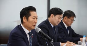 정청래 더불어민주당 대표가 "내란전담재판부 설치법 수정안이 당 의원총회를 통해 대략 윤곽을 잡았다. 미세한 조정이 남아 있지만 당론으로 추진하겠다"고 전했다. 사진은 17일 정 대표가 강원 춘천시 더불어민주당 강원도당에서 열린 현장 최고위원회의에서 발언하는 모습. /사진=뉴시스