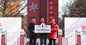 지난 1일 에코프로는 충북 사회복지공동모금회에 연말 이웃사랑 성금을 전달했다. 김영환 충북도지사(왼쪽부터), 최상운 에코프로 부사장, 이민성 충북 사회복지공동모금회 회장이 기념 촬영을 하고 있다. /사진=에코프로