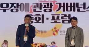 김현수 수원시 제1부시장(왼쪽)이 '2026 열린관광지 조성무‧장애 관광 활성화 업무협약' 체결 후 인사말을 하고 있다. /사진제공=수원시