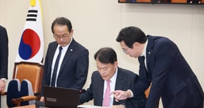 국회 정무위원회가 개인정보보호법 개정안 대안을 여야 합의로 17일 의결했다. 사진은 지난 3일 윤한홍 위원장과 강준현 더불어민주당 간사, 강민국 국민의힘 간사가 논의 중인 모습. /사진=뉴시스