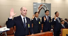 해롤드 로저스 쿠팡 임시 대표가 17일 오전 서울 여의도 국회 과학기술정보방송통신위원회 전체회의에서 열린 쿠팡 침해사고 관련 청문회에서 선서하고 있다. /사진=뉴시스