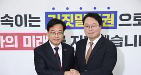  국민의힘과 개혁신당이 통일교의 정치인 금품 제공 의혹을 규명하기 위해 특검 도입에 손을 붙잡았다. 사진은 17일 송언석 국민의힘 원내대표(왼쪽)와 천하람 개혁신당 원내대표가 서울 여의도 국회에서 통일교 게이트 특별검사 추진을 위한 회동하는 모습. /사진=뉴스