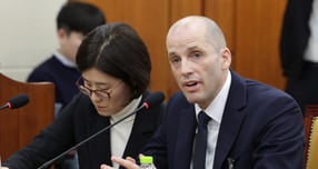  해롤드 로저스 쿠팡 임시 대표가 17일 서울 여의도 국회 과학기술정보방송통신위원회에서 열린 쿠팡 침해사고 관련 청문회에서 의원 질의에 답변하고 있다. /사진=뉴스1 신웅수 기자