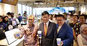 이디야커피가 최근 메뉴 및 사이즈 개편을 통해 저가 커피 브랜드의 공세에 맞불을 놓는 한편 글로벌 공략 확대를 위한 경쟁력을 재정비했다. 지난해 12월19일(현지시각) 말레이시아 쿠알라룸프르 위성도시 엘미나 지역에 '말레이시아 엘미나점' 오픈 당시 모습. 창업주 문창기 회장(가운데)을 비롯한 현지 관계자들이 기념촬영 하고 있다. /사진=이디야커피