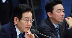 이재명 대통령이 대왕고래 사업에 대한 수익성 검토가 제대로 이뤄지지 않았다며 한국석유공사를 질타했다. 사진은 17일 이 대통령이 세종 어진동 정부세종청사에서 열린 산업통상자원부 등 업무보고에서 발언하는 모습. /사진=뉴시스(대통령실통신사진기자단)