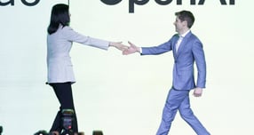  정신아 카카오 대표와 샘 올트먼 오픈AI 최고경영자가 4일 서울 중구 더 플라자호텔에서 열린 카카오 미디어데이에서 악수하고 있다. /사진=뉴시스