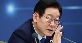 사진은 17일 이 대통령이 세종 어진동 정부세종청사에서 열린 중소벤처기업부 등 업무보고에서 질문하는 모습. /사진=뉴시스(대통령실통신사진기자단)