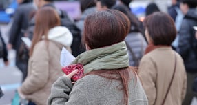 18일 전국이 대체로 맑겠고 기온이 영하권으로 떨어지겠다. 사진은 전국 최저기온이 -5도를 밑도는 등 급격한 한파가 찾아온 서울 종로구 광화문네거리 모습. /사진=뉴스