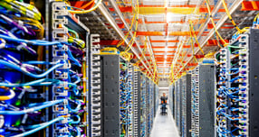 아마존이 오픈AI에 추가로 약 100억달러(14조8000억원)를 투자하는 건에 대해 논의 중이다. 사진은 지난 10월2일 미국 인디애나주 뉴칼라일 아마존 웹 서비스 AI 데이터 센터의 모습. /사진=로이터