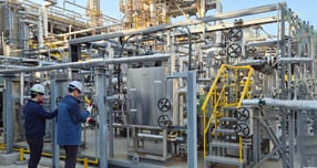 HD현대오일뱅크 직원들이 충남 대산공장에서 ‘안티에이징 프로젝트’에 참여해 설비 점검을 진행하고 있다. /사진=HD현대오일뱅크