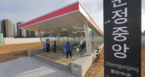 한국토지주택공사(LH)가 파주운정3지구 주상복합용지(1·2·5·6블록)를 재입찰한 결과 기존 사업자의 관계사인 케이앤트의 시행이 확정된 가운데 현행 입찰 규정의 미비를 둘러싼 지적이 제기된다. 사진은 경기 파주시 GTX-A 운정중앙역. /사진=뉴시스