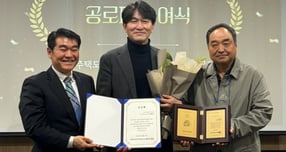 GH가 아동그룹홈 주거환경 개선 공로로 감사패를 받고 있다. 사진 왼쪽부터 방역탁 한국아동그룹홈협의회 회장, 조원국 GH 주거복지처장, 아동그룹홈 경기협의회 성기만 회장. /사진제공=GH