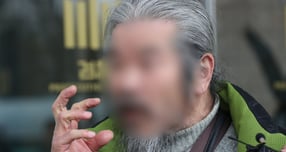 법무부가 아동 성범죄자 조두순 신상 공개 기간 만료와 관련해 24시간 위치추적, 전담 보호관찰관 1대1 보호 관찰 등 빈틈없이 관리 중이라고 전했다. 사진은 조두순이 지난해 3월11일 경기 안산시 단원구 수원지방검찰청 안산지청에서 첫 공판을 마친 후 취재진 질문에 답한 모습. /사진=뉴스