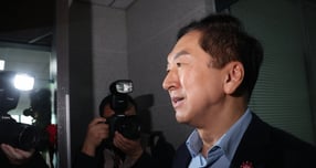 김건희 특검팀이 로저비비에 공여의혹을 받는 김기현 국민의힘 의원에 대해 "절차에 따라 오는 18일 재출석 요청을 할 예정"이라고 말했다. 사진은 17일 민중기 특별검사팀(김건희 특검팀)이 서울 여의도 국회 의원회관 내 김 의원 사무실 등 압수수색에 착수한 가운데 김 의원이 들어가는 모습. /사진=뉴스