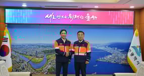  17일 최윤범 고려아연 회장이 울산시를 방문해 김두겸 시장을 만나 미국제련소 건설과 채용 확대 계획, 온산제련소와 시너지 등을 설명했다. /사진=고려아연