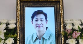 마약 투약 혐의로 사건 조사를 받던 배우 이선균의 수사 정보를 유출한 전직 경찰관이 징역형 집행유예를 선고받았다. 사진은 2023년 12월서울 종로구 서울대학교병원 장례식장에 마련 고 이선균의 빈소. /사진=사진공동취재단