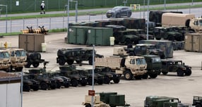 주한미군 규모를 현수준으로 유지하는 조항이 포함된 2026 회계연도 미국 국방수권법안(NDAA)이 지난 17일(이하 현지시각) 미 상원에서 가결됐다. 사진은 지난 8월17일 경기 평택시 주한미군기지 캠프 험프리스에 군용차량들이 주차된 모습. /사진=뉴스1 