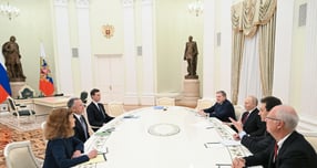 미국과 러시아가 이번주 미국 마이애미에서 만나 우크라이나 전쟁 종전안을 논의할 것이라는 외신 보도가 나왔다. 사진은 지난 2일(현지시각) 러시아 모스크바 크렘린궁에서 블라디미르 푸틴 러시아 대통령(오른쪽 가운데)과 키릴 드미트리예프 러시아 특사, 스티브 위트코프 미국 특사(왼쪽 가운데), 도널드 트럼프 미 대통령의 사위재러드 쿠슈너 등이 회담 중인 모습. /사진=로이터 