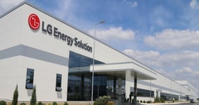 삼성증권이 LG에너지솔루션의 투자의견 보류와 함께 목표주가도 하향 조정했다. 사진은 LG에너지솔루션의 폴란드 브로츠와프 공장. 사진은 기사 내용과 관련 없음. /사진=LG에너지솔루션