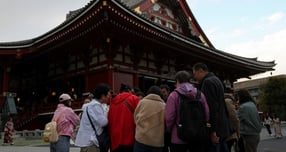 지난달 일본을 방문한 중국인 관광객이 올해 최저 수준을 기록할 정도로 줄어든 모습을 보였다. 사진은 지난달 18일 일본 도쿄 아사쿠사 센소지 절 인근을 방문한 중국인 관광객들의 모습. /사진=로이터