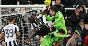 뉴캐슬 유나이티드가 브랜트포드를 잡고 카라바오컵 4강에 진출했다. 사진은 18일(한국시각) 영국 뉴캐슬어폰타인 세인트 제임스 파크에서 열린 2025-26시즌 EFL컵 뉴캐슬과 맨시티의 경기. /사진=로이터