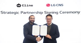 현신균 LG CNS CEO 사장(오른쪽)과 사우드 리즈완(Saoud Rizwan) 클라인 CEO가 서울 마곡 LG 사이언스파크 본사에서 열린 협약식 체결 후 사진을 촬영하고 있다. /사진=LG CNS