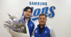 삼성 라이온즈가 자유계약선수 김태훈과 이승현을 잡았다. 사진은 삼성과 재계약에 성공한 김태훈(오른쪽). /사진=삼성 라이온즈 제공