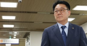 2021년 더불어민주당 전당대회 당시 돈봉투 수수 의혹받은 허종식 의원과 윤관석·임종성 전 의원이 항소심에서 무죄를 선고받았다. 사진은 지난해 8월30일 허 의원이 서울 서초구 서울중앙지방법원에서 열린 '민주당 돈 봉투 수수' 1심 선고를 마치고 이동하는 모습. /사진=뉴스