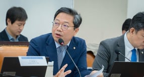 국회 정무위원회 소속 김승원 의원(더불어민주당·수원시갑/경기도당위원장)이 시장 급변동 시 금융시스템을 위협할 수 있는 고속 알고리즘 매매를 규제하기 위해 과다호가부담금 제도를 주식시장까지 확대하는 법안을 발의했다. 사진은 김승원 의원의 모습. /사진=김승원 의원실 제공