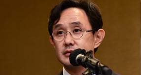 최윤범 고려아연 회장이 온산제련소를 찾아 문병국 현 노조위원장과 최근 차기 선거에서 선출된 이은선 노조위원장 당선자를 만나 노사 간 변함없는 협력과 신뢰에 감사를 표하고 최근 발표한 미국 제련소 건설을 통해 국내 고용과 투자를 확대하겠다는 뜻을 전달했다.  최윤범 회장이 서울 용산구 소월로 그랜드 하얏트 서울에서 열린 고려아연 긴급 기자회견에 참석, 질의에 답하고 있는 모습. /사진=임한별(머니S)