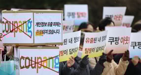 쿠팡의 대규모 개인정보 유출 사태로 13년간 시행됐던 유통산업발전법의 대형마트 규제를 전면 폐지해야 한다는 목소리가 커지고 있다. 한국소비자단체협의회 회원들이 지난 17일 서울 종로구 보신각 앞에서 쿠팡 탈퇴 소비자행동 발대식을 하고 있다. /사진=뉴스1 김도우 기자