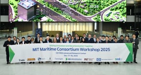 17일 HD현대 글로벌R&amp;D센터에서 진행된 'MIT 조선해양 컨소시엄(MIT Maritime Consortium)' 워크숍 행사에서 HD현대, 미국 메사추세츠공과대학(MIT), 그리스 해운사 캐피탈(Capital), 미국 ABS 선급 관계자들이 기념촬영을 하고 있다. /사진=HD현대