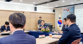 이권재 경기 오산시장(맞은편)이 지난 17일 시청에서 열린 반도체 후공정 패키징 전문 기업인 ㈜테크엘과 본사 확장 이전 및 신규 투자를 위한 투자유치 협약(MOU) 체결식에서 인사말을 하고 있다. /사진제공=오산시