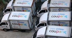 쿠팡의 물류 인프라가 후발주자의 진입을 가로막는 '필수설비'로 굳어져 경쟁을 가로막고 있다는 지적이 나온다. 사진은 지난 4일 서울 시내 한 차고지에 주차된 쿠팡 배송 차량. /사진=뉴시스 홍효식 기자