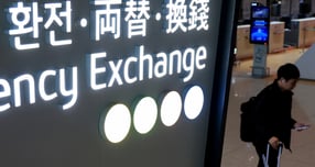 원·달러 환율이 연일 고공행진하자 정부와 금융당국이 외환건전성 규제 완화에 나선다./사진==뉴스1 이호윤 기자