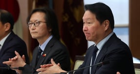 최태원 대한상공회의소 회장이 18일 서울 중구 대한상공회의소 챔버라운지에서 열린 공정거래위원장 초청 간담회에서 박수치고 있다. / 사진=뉴시스 김혜진 기자 