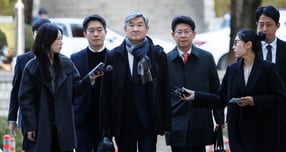 12·3 비상계엄 선포 계획을 듣고도 국회에 보고하지 않는 등 국정원장 의무를 다하지 않은 혐의를 받는 조태용 전 국가정보원장이 첫 재판에서 혐의를 부인했다. 사진은 지난달 11일 조 전 원장이 서울 서초구 서울중앙지방법원에서 열린 영장실질심사(구속 전 피의자 심문)에 출석한 모습. /사진=뉴스