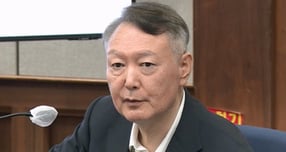 윤석열 전 대통령이 '청년 여러분께 드리는 성탄 메시지'를 전했다. 사진은 윤 전 대통령이 지난 9월26일 서울 서초구 서울중앙지방법원에서 열린 윤석열 전 대통령에 대한 '특수공무 집행 방해, 직권남용 권리행사 방해 혐의' 재판에서 발언하고 있는 모습. /사진=뉴시스(서울중앙지방법원 제공 영상 캡처)