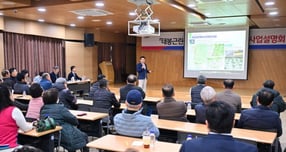  백영현 경기 포천시장이 지난 17일 부서 공무원, 소흘읍 단체장, 지역 주민 등 50여 명이 참석한 가운데 소흘읍 행정복지센터에서 열린 태봉근린공원 힐링존 조성 사업 설명회에서 추진 방향과 주요 내용 공유, 사업 전반에 대한 다양한 의견을 나누고 있다. /사진제공=포천시