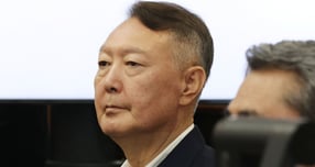 윤석열 전 대통령이 군사법원 재판에 처음으로 증인 출석했다. 사진은 지난 9월26일 윤 전 대통령이 서울 서초구 서울중앙지법에서 열린 특수공무집행방해, 직권남용 권리행사방해 등 혐의 사건 첫 공판에 출석해 있는 모습. /사진=뉴시스