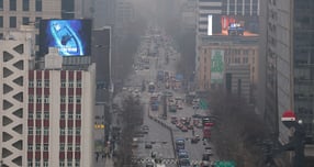 오는 19일 기온이 평년보다 높아 비교적 포근하겠다. 사진은 서울 도심이 뿌연 모습. /사진=뉴스
