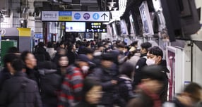 철도노조가 오는 23일 총파업을 경고했다. 사진은 지난 12일 오전 서울 중구 서울지하철 1호선 서울역에서 시민들이 출근길에 나서고 있는 모습. /사진=뉴시스