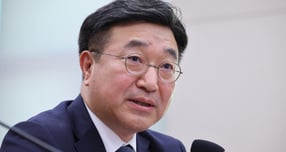 헌법재판소가 조지호 경찰청장에 대한 국회 탄핵소추를 재판관 전원일치 의견으로 파면 결정한 것에 대해 윤호중 행정안전부 장관이 "국민이 축하받을 일이라고 생각한다"고 말했다. 사진은 윤 장관이 서울 여의도 국회에서 열린 법제사법위원회 전체회의에서 의원 질의에 답하는 모습. /사진=뉴스