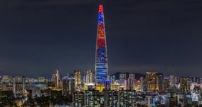 2016년 12월22일 롯데월드타워가 완공됐다. 사진은 서울 송파구 롯데월드타워에 송출되는 광복 80주년 미디어파사드 모습. /사진 제공=롯데물산 제공