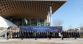  평탣시가 18일 오후 정장선 시장을 비롯해 국·도·시의원, 관계기관·단체장, 지역 주민 등 1300여 명이 참석한 가운데 고덕동 함박산 중앙공원에 조성된 평택아트센터 대공연장에서 준공식을 개최하고 있다. /사진제공=평택시