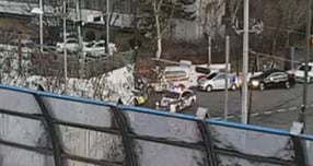 서울 송파구 잠실대교 남단 나들목 연결체계 개선공사 현장에서 크레인이 전도돼 작업자 1명이 사망한 것으로 추정된다. 사진은 올림픽대로 CCTV. /사진 제공=서울시설공단