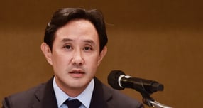 지난해 10월2일 서울 용산구 소월로 그랜드 하얏트에서 열린 고려아연 긴급 기자회견에 참석한 최윤범 고려아연 회장. /사진=임한별 기자